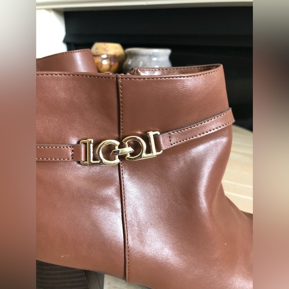 Liz Claiborne|NWOT Faux brown leather booties with chunky block heel•••Size 10W - Picture 3 of 12